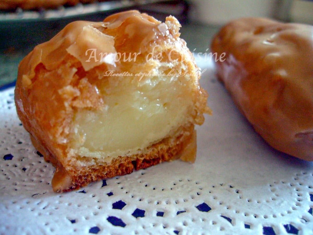 les eclairs au glaçage au café fourrés à la creme pâtissière onctueuse