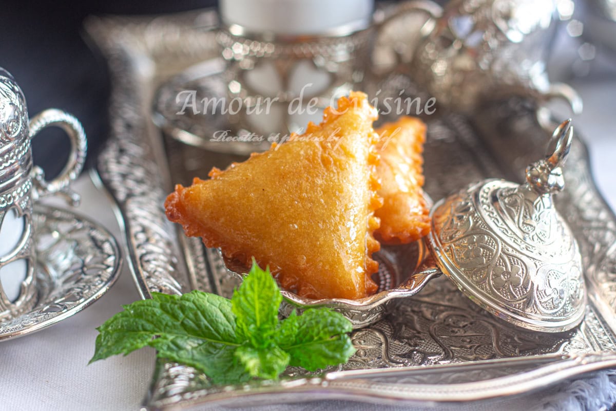 Recette traditionnelle de la Samsa laadjine aux amandes - patisserie algerienne croustillante 1