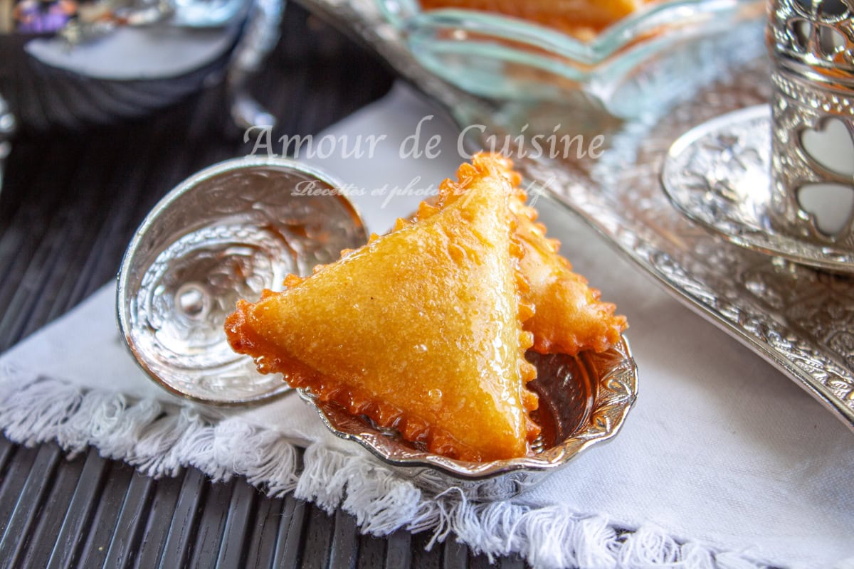 Recette traditionnelle de la Samsa aux amandes - patisserie algerienne croustillante