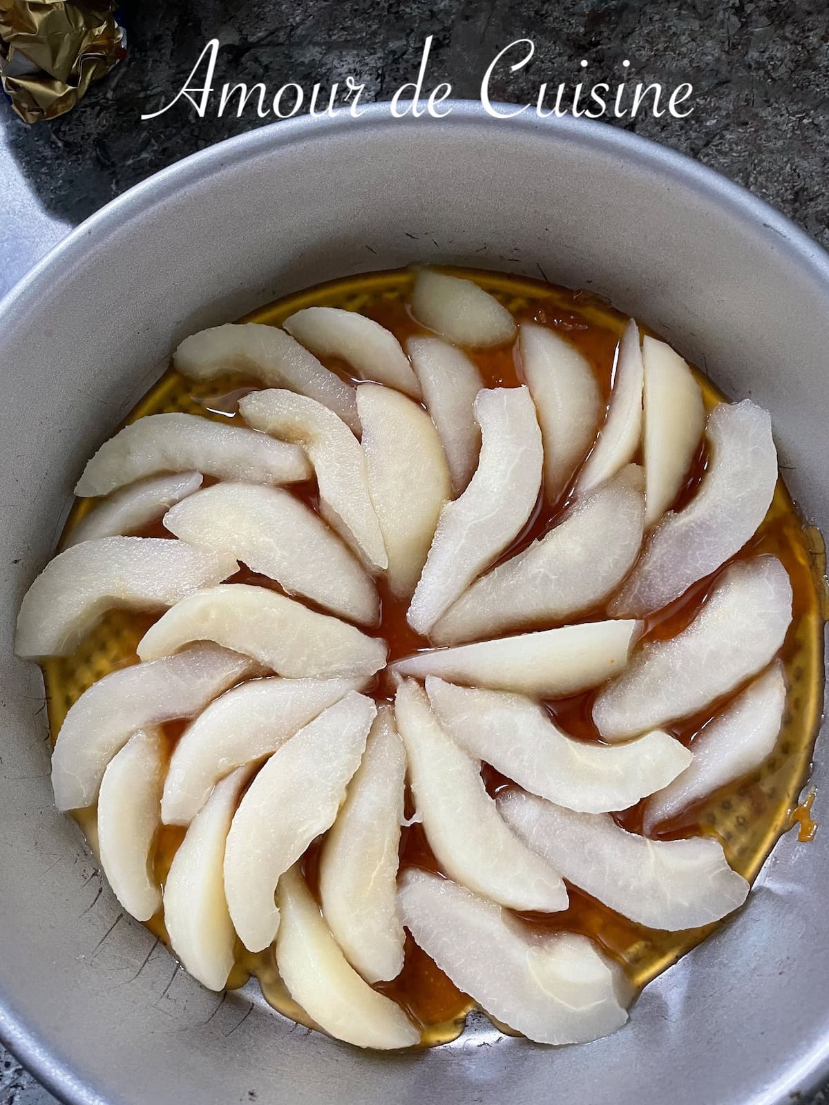 fond de gateau couvert de caramel et poires