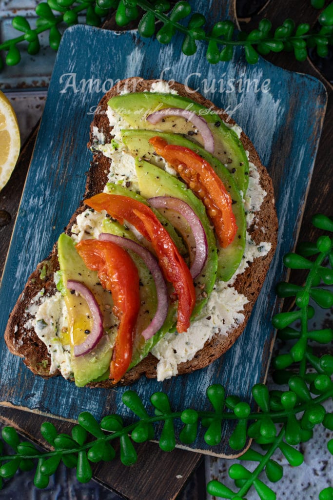 avocado toast au fromage et tomates