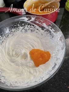 Incorporer la purée d'abricot à la chantilly