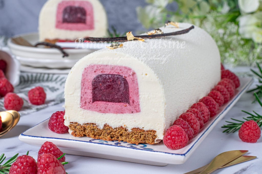 Buche entremets à la vanille et framboises