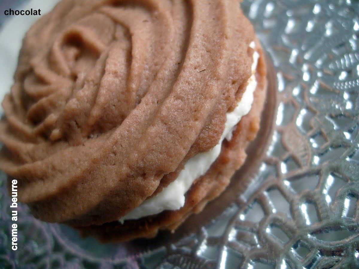 recette-de-biscuits-sables-viennois-au-chocolat-et-creme-au-beurre