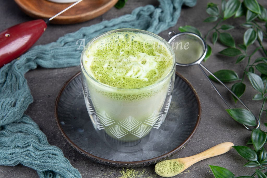 matcha latte chaud et mousseux